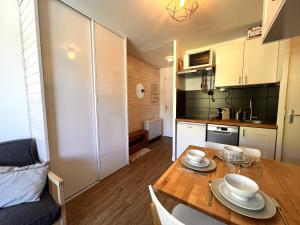 Η κουζίνα ή μικρή κουζίνα στο Ski aux pieds