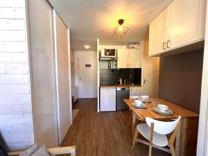 Η κουζίνα ή μικρή κουζίνα στο Ski aux pieds +13 φωτογραφίες