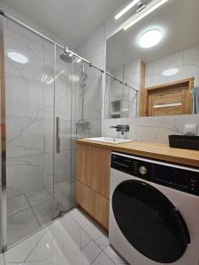 Ένα μπάνιο στο Apartament Lumen Jasień