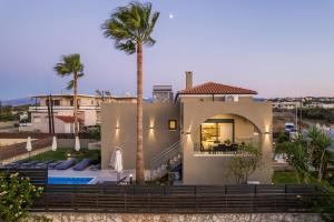 - Vistas a una casa con una palmera en Luna Luxury Living, en Tavronitis