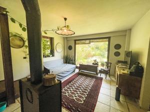 salon z piecem opalanym drewnem w pokoju w obiekcie Holiday Home Del Respiro by Interhome w mieście Mongardino