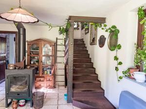 schody w pokoju z kominkiem i piecem w obiekcie Holiday Home Del Respiro by Interhome w mieście Mongardino +19 zdjęć