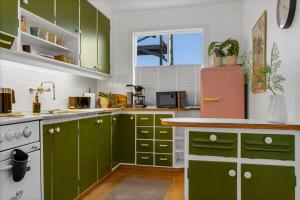 O bucătărie sau chicinetă la Bright & Spacious Stay for Families and Friends +56 fotografii