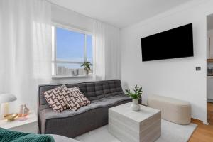 Un televizor și/sau centru de divertisment la Bright & Spacious Stay for Families and Friends