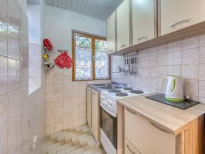 Η κουζίνα ή μικρή κουζίνα στο Apartment Banina by Interhome