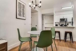 Η κουζίνα ή μικρή κουζίνα στο Boulevard Stays Quiet Modern 1BR Pickleball Pool Parking Gym 08
