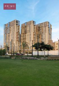 een groep hoge gebouwen in een park bij Prime Select Mall of Arabia in Zes oktober (stad)