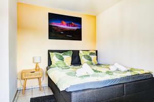 a bedroom with a bed and a picture on the wall at Zentrales City Appartement Worms in Worms +4 photos