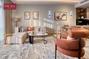 een woonkamer met een bank en een tafel bij Prime Select Mall of Arabia in Zes oktober (stad)