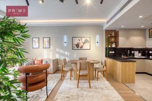 een restaurant met een tafel en stoelen in een kamer bij Prime Select Mall of Arabia in Zes oktober (stad)