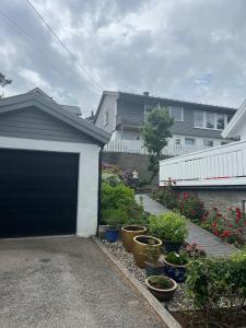 un garage con molte piante rampicanti davanti a una casa di Bright and Renovated Home 10 min to Kristiansand a Kristiansand