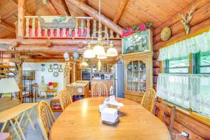 Restaurace v ubytování Lakefront Winter Retreat in Remer with Fire Pit!