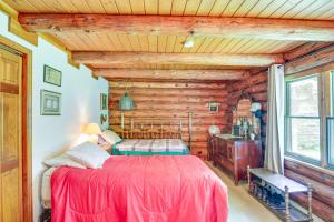 Postel nebo postele na pokoji v ubytování Lakefront Winter Retreat in Remer with Fire Pit! + 18 fotografií