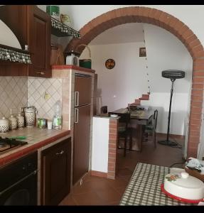 cocina con arco y cocina con mesa en Villa Panorama Scurzi, en Militello Rosmatino
