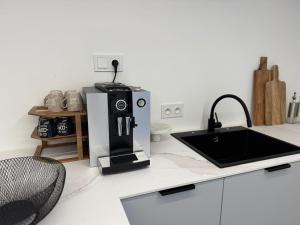 eine Küche mit einer Kaffeemaschine auf der Arbeitsfläche in der Unterkunft Oberbaar 7 in Baar