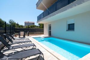 Bazén v ubytování Family-friendly apartments with swimming pool Vir - Lozice, Vir - 24328 nebo v jeho okolí