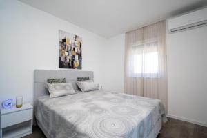 Postel nebo postele na pokoji v ubytování Family-friendly apartments with swimming pool Vir - Lozice, Vir - 24328 + 22 fotografií