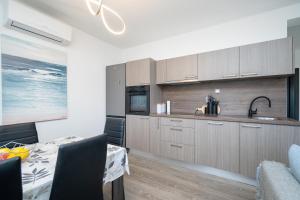 Kuchyň nebo kuchyňský kout v ubytování Family-friendly apartments with swimming pool Vir - Lozice, Vir - 24328