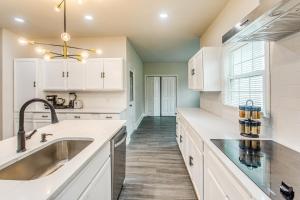 Galería fotográfica de 3-Story Home with Private Backyard in Florence! en Florence