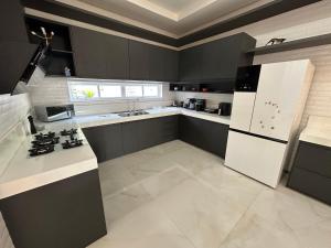 Η κουζίνα ή μικρή κουζίνα στο Luxury Home - COP30 +16 φωτογραφίες