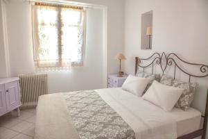 Un pat sau paturi într-o cameră la Nanny's Guest House in Plaka