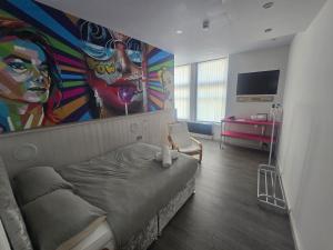 Una televisión o centro de entretenimiento en Liverpool city center Apartments Dawson Street