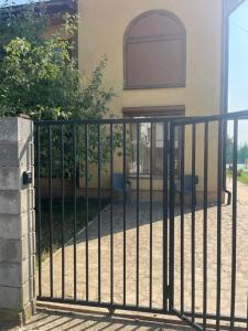 a metal gate in front of a building at Forest & Lake House in Dumbrăviţa