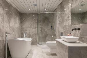 Phòng tắm tại 4 Bed-Sleeps 8- Free Parking-Pets-Hot Tub