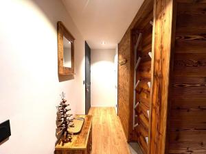 corridoio con tavolo e porta in legno di Chalet Détente a La Plagne Tarentaise