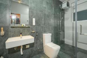 une salle de bain avec toilettes, lavabo et douche dans l'établissement Mo Green, à Kandy