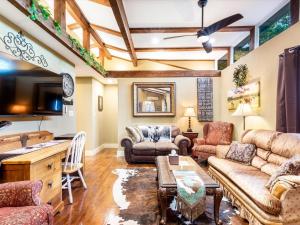 un soggiorno con un divano e un tavolo di Stockyards Longhorn House, TCU close by a Fort Worth