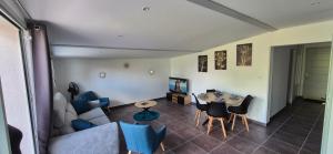 ein Wohnzimmer mit Sofa und Tisch in der Unterkunft Maison plein coeur de village in Villevieux