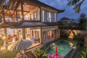 een luchtfoto van een huis met een zwembad bij Villa Mangku in Ricefield in Ubud