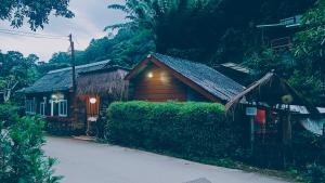 a house with a light on it next to a street at mae oui next to the water&แม่อุ๊ยที่พักติดน้ำ in Ban Pok Nai
