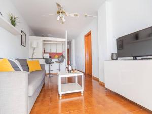 un soggiorno con divano e TV a schermo piatto di Apartamento cerca playa San Eugenio a Costa de Adeje