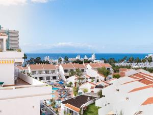 vista sulla città da un edificio di Apartamento cerca playa San Eugenio a Costa de Adeje