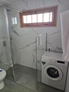 una lavatrice in un bagno con finestra di Apartamento cerca playa San Eugenio a Costa de Adeje