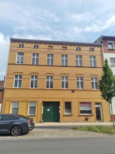 a building with a car parked in front of it at Ferienwohnung Friedrich in Spremberg