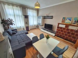 a living room with a couch and a table at Ferienwohnung Friedrich in Spremberg