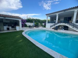 a swimming pool in the yard of a house at Les Acacias in Caveirac