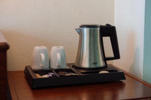Eine Kaffeemaschine steht auf einem Tisch. in der Unterkunft Park Hotel Brussels in Brüssel