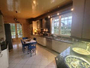 Η κουζίνα ή μικρή κουζίνα στο Maison de chantalle