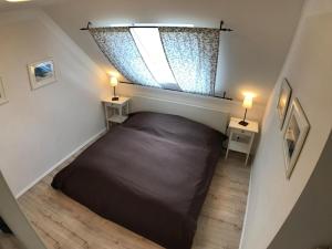 - une petite chambre avec un lit et deux lampes dans l'établissement Kinderfreundliche Ferienwohnung NEMO für 6 Personen, à Burg