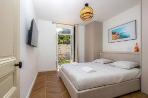 Postel nebo postele na pokoji v ubytování SERRES - 1 ER ETAGE - Agréable appartement - Frontière Monaco - Vue Mer