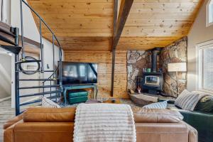 TV a/nebo společenská místnost v ubytování The A-Frame Escape