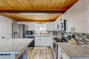 Kuchyň nebo kuchyňský kout v ubytování The A-Frame Escape