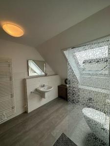 Ένα μπάνιο στο Nini +13 φωτογραφίες