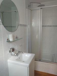 un bagno con doccia, lavandino e specchio di Ostsee Huus a Burg auf Fehmarn Altre 20 foto
