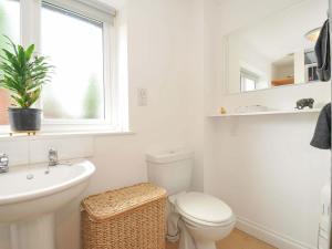 Et badeværelse på Upper Court Cottage + 18 billeder