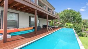 ein Haus mit einem Swimmingpool und einem Boot auf dem Deck in der Unterkunft Upstay - Austin Getaway - Pool & Hot Tub & Games in Austin